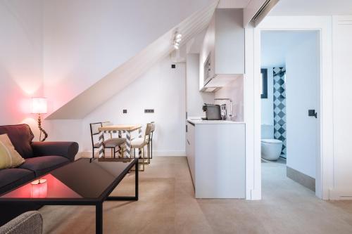 Apartamentos Montevideo 6 — 4-Star Luxury Hotel in Sevilla, Spain