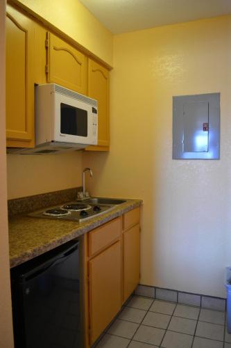 Deluxe Inn and Suites Weslaco - photo 2