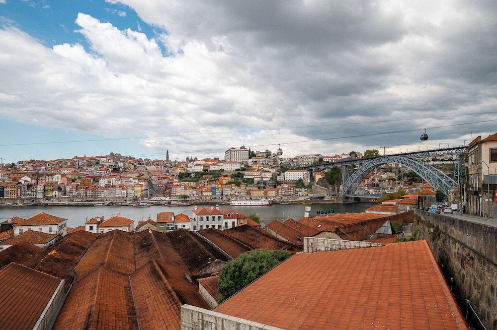 Lovely 2BR w views over the river parking incl — 4-Star Luxury Hotel in Vila Nova De Gaia, Portugal