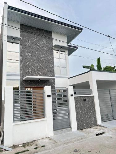 Modern Loft Balcony FullAC open space — hotel in Calumpit