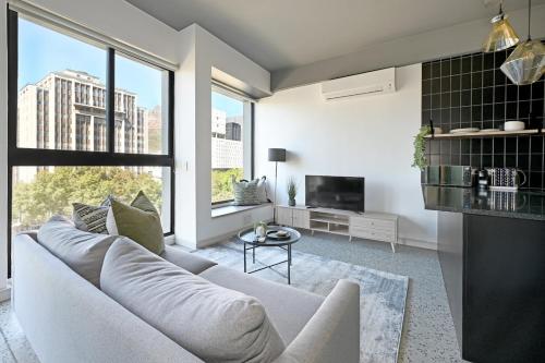 KIRA 1BR Urban Oasis with Views & Rooftop Pool