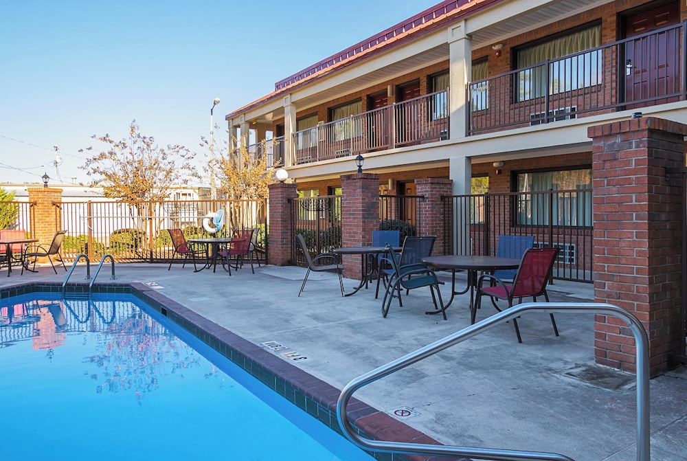 Red Roof Inn & Suites Scottsboro - photo 34