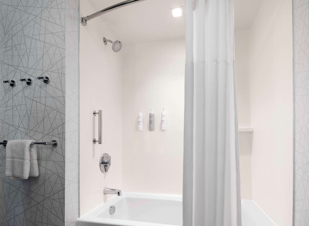 Hampton Inn & Suites Worcester - photo 32