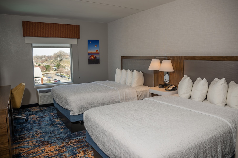 Hampton Inn & Suites Erie Bayfront - photo 7