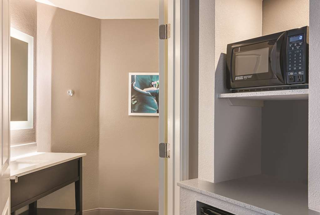 La Quinta Inn & Suites by Wyndham Orlando UCF - photo 36