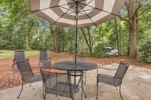Mid Century Bungalow Blue Mile & Close to GSU — 4-Star Luxury Hotel in Statesboro, United States