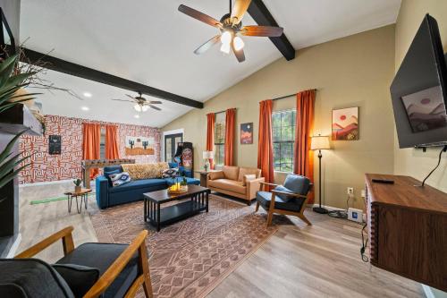 Modern&kid friendly:LacklandSeaWorldGamesPets in San Antonio, United States