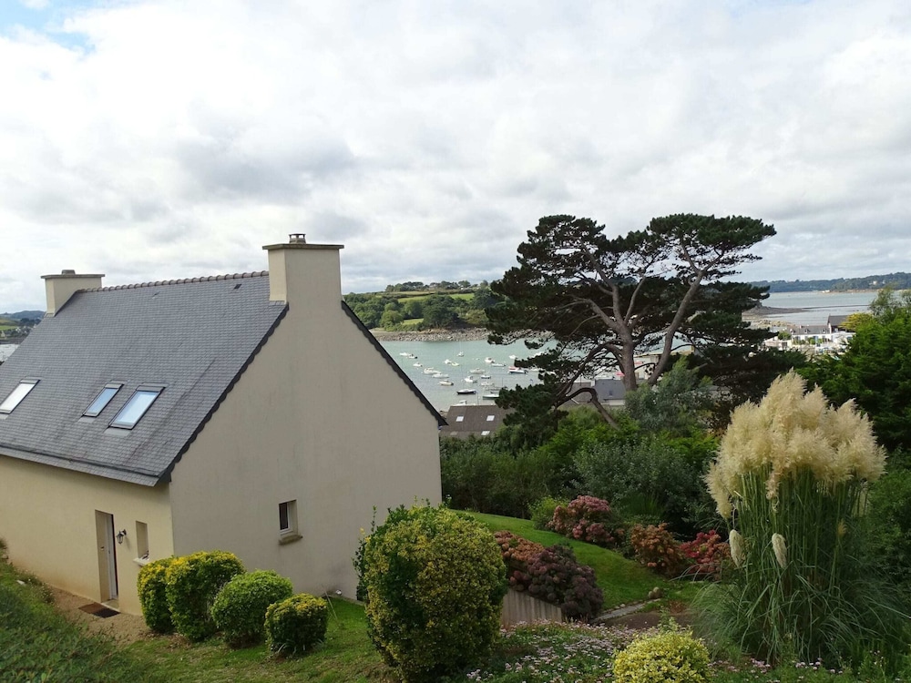 Holiday Home in Terenez with Stunning Sea View — 4-Star Luxury Hotel in Plougasnou, France