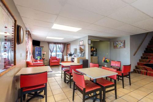 Econo Lodge Inn & Suites Escanaba North — hotel in Escanaba