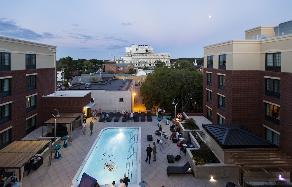 Hampton Inn & Suites Chapel Hill Carrboro Downtown - photo 35