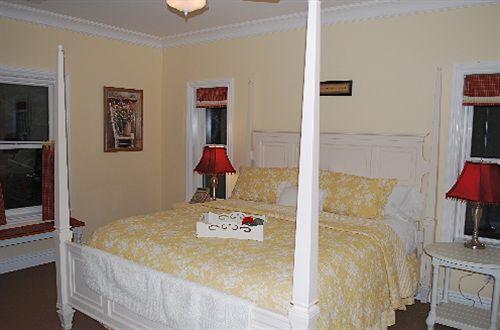 Tin Lizzie Inn - photo 11