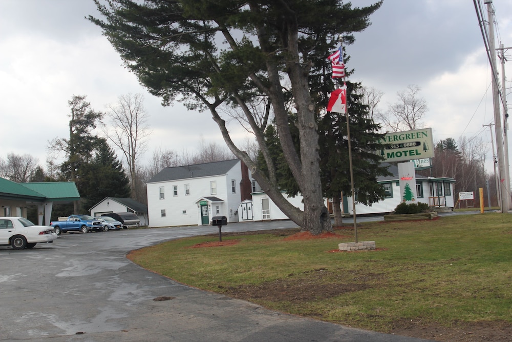 The Evergreen Motel — hotel in Oswego
