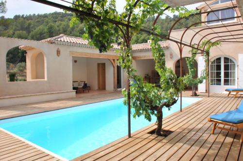 Mas climatise piscine chauffee privee parc regional naturel st baume — hotel in Evenos
