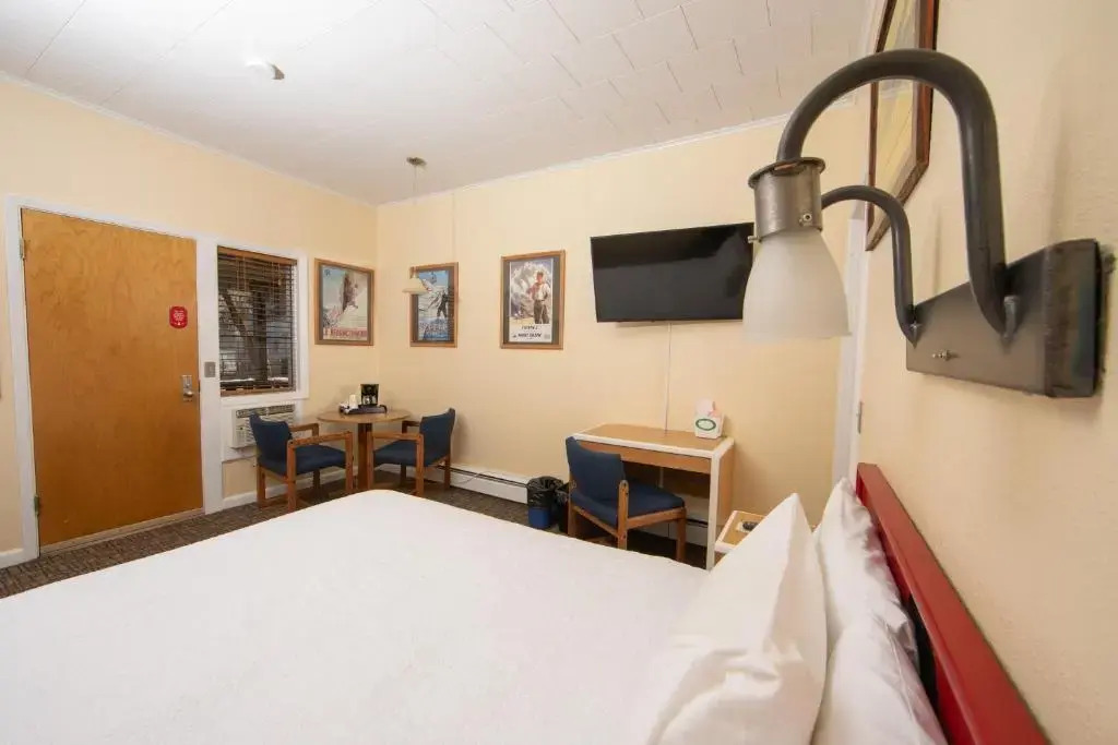 Yodeler Motel - photo 23
