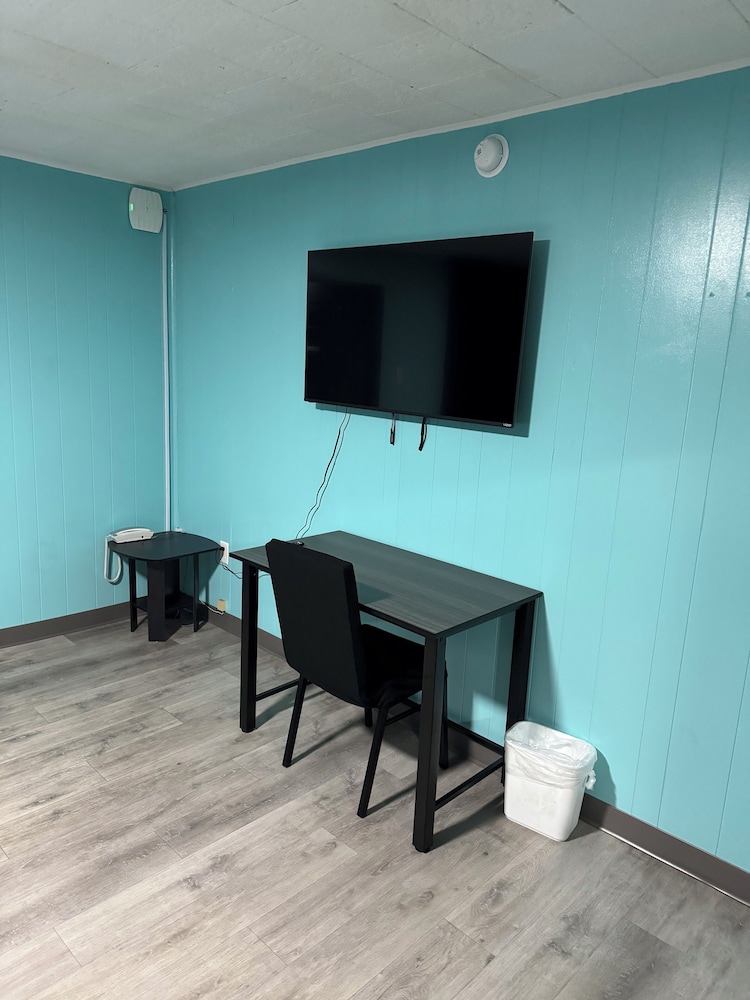 Acorn Motel - photo 4