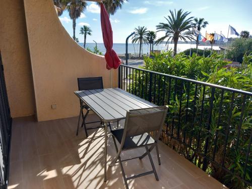 Marines de Cogolin studio neuf face à la plage climatisation wifi terrasse proche St Tropez in Cogolin, France