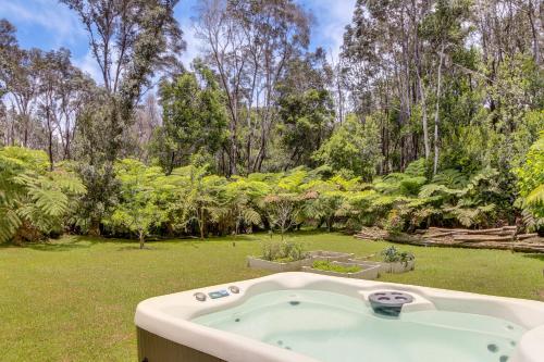 Rainforest Stay with Hot Tub Less Than 3 Mi to Natl Park — hotel in Volcano
