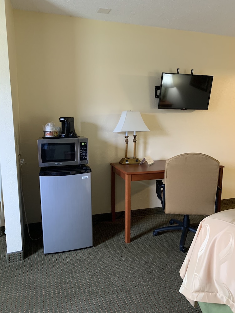 Quality Inn & Suites Prestonsburg next to Mountain Arts Center - photo 12