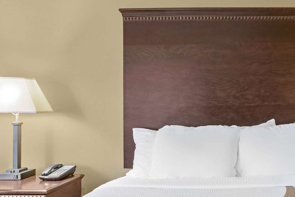 La Quinta Inn & Suites by Wyndham Mobile Satsuma Saraland - photo 18