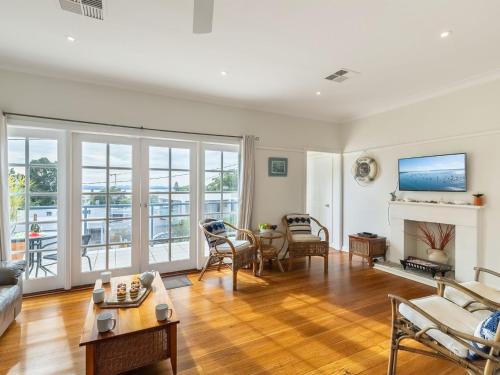 Mon Reve 4A Tallean Road three bedroom property with Wi Fi air conditioning — 4-Star Luxury Hotel in Tea Gardens, Australia