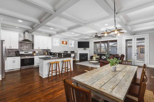 Walk to Broadway & Germantown Large House with Patio — 4-Star Luxury Hotel in Nashville, United States