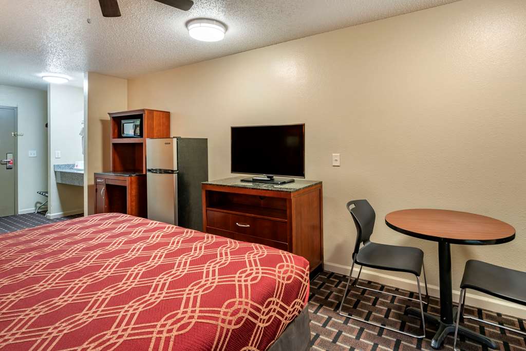 Econo Lodge Inn & Suites Granite City St. Louis - photo 11