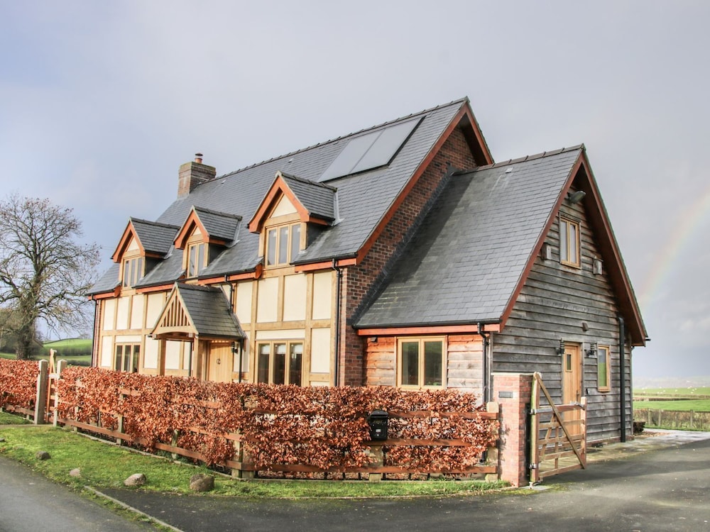 White House — 4-Star Luxury Hotel in None, United Kingdom