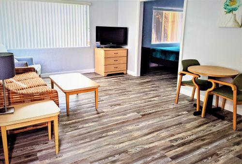 Johns Pass Beach Motel - photo 13