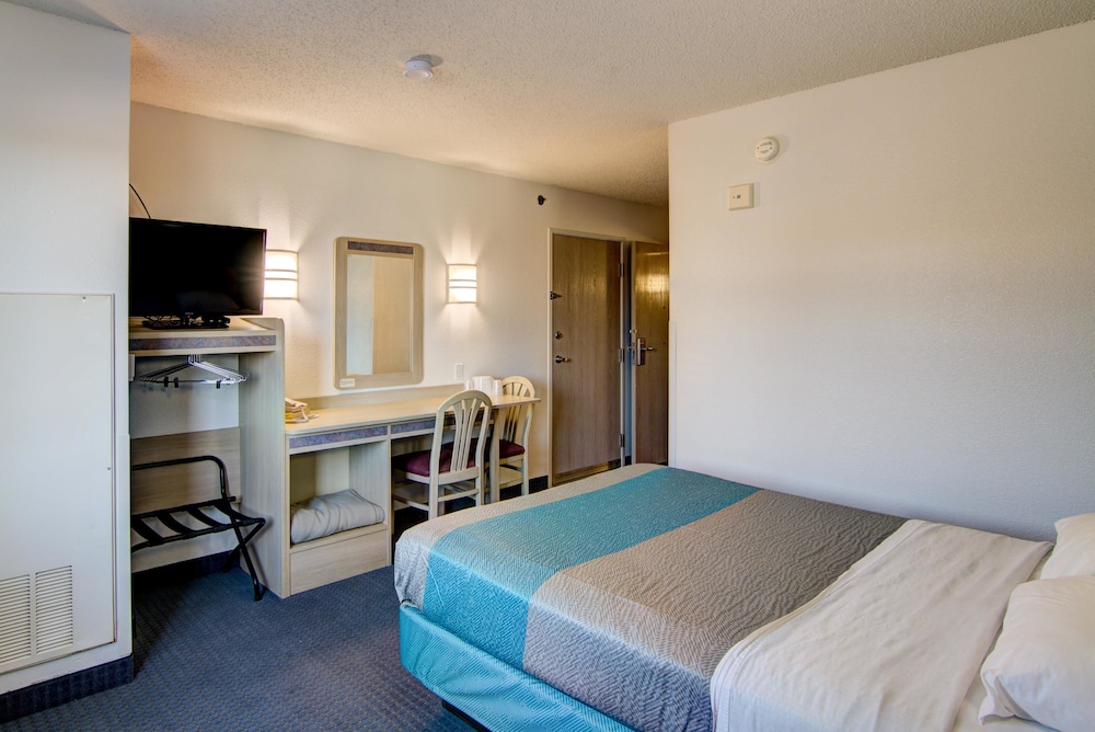 Econo Lodge Menomonie - photo 19