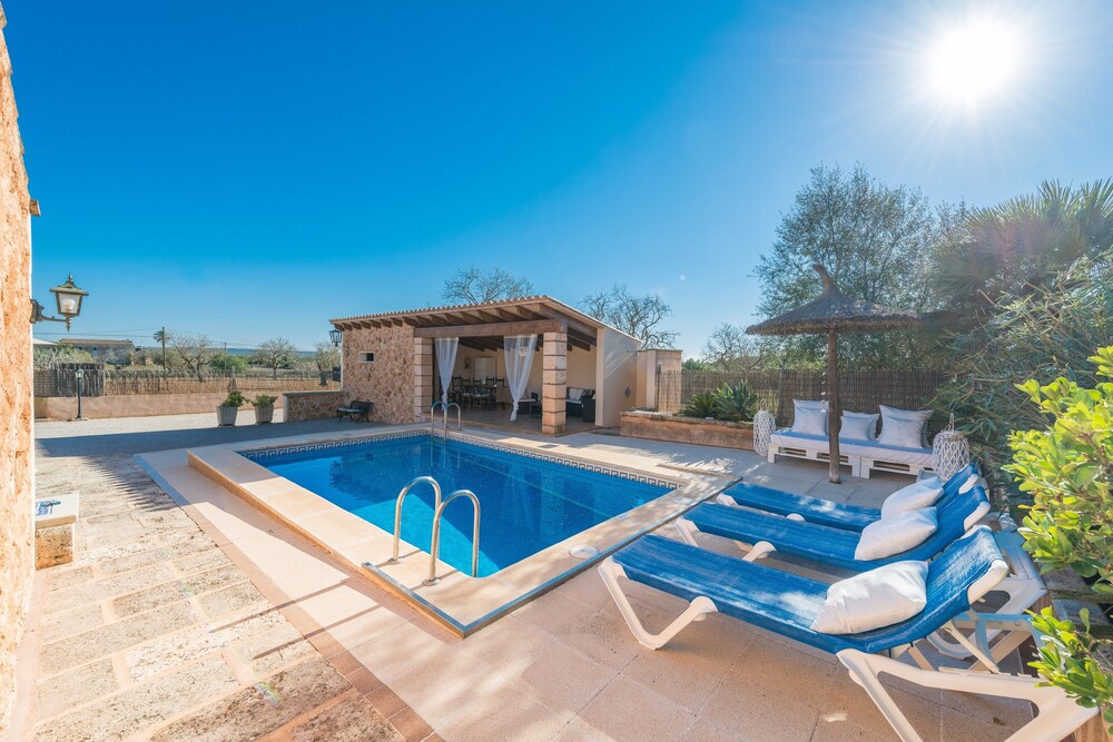 Hórreo — 4-Star Luxury Hotel in Campos, Spain