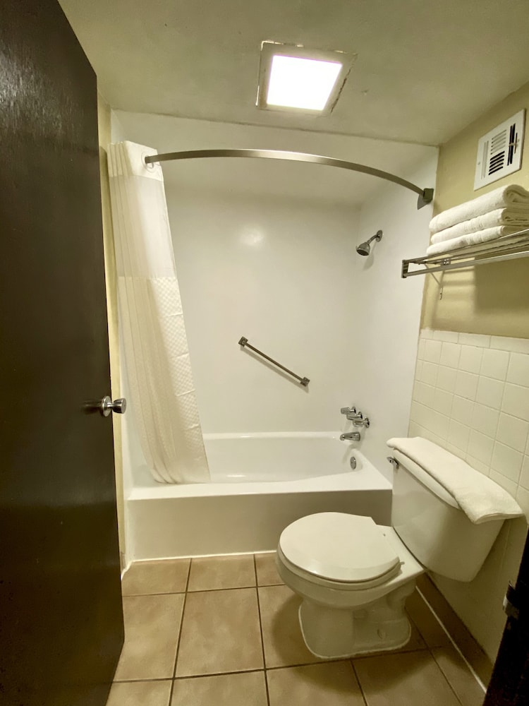 Super 8 by Wyndham Shawnee - photo 22
