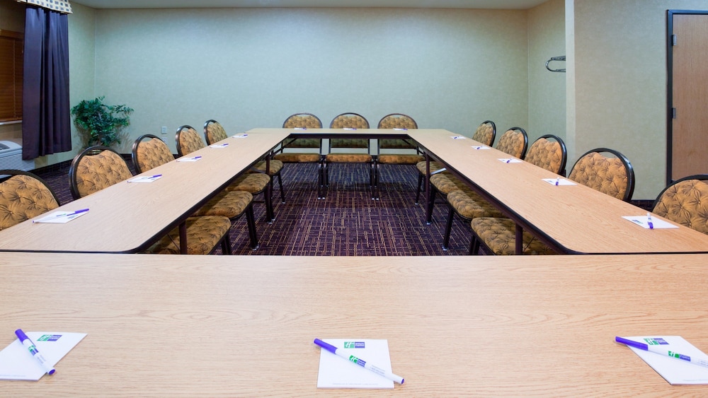 Holiday Inn Express Deforest - photo 34