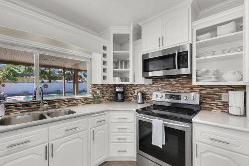 Spacious 4BR plus Den with Pool Jacuzzi BBQ Near Strip