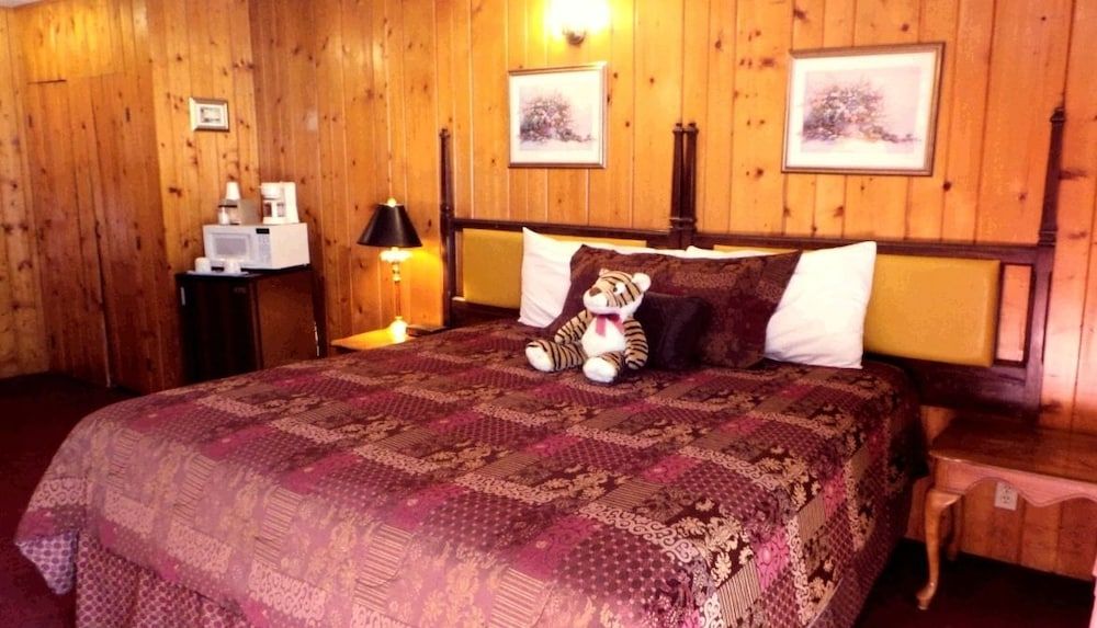 Caboose Motel - photo 16