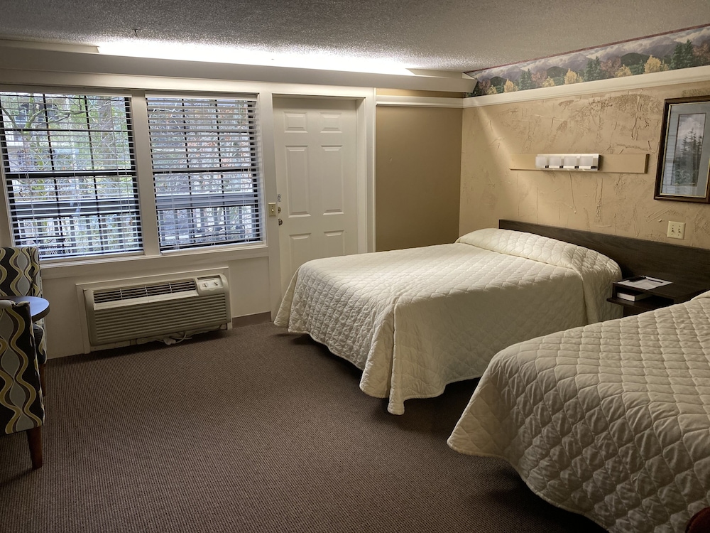 Carr's Northside Motel and Cottages - photo 2