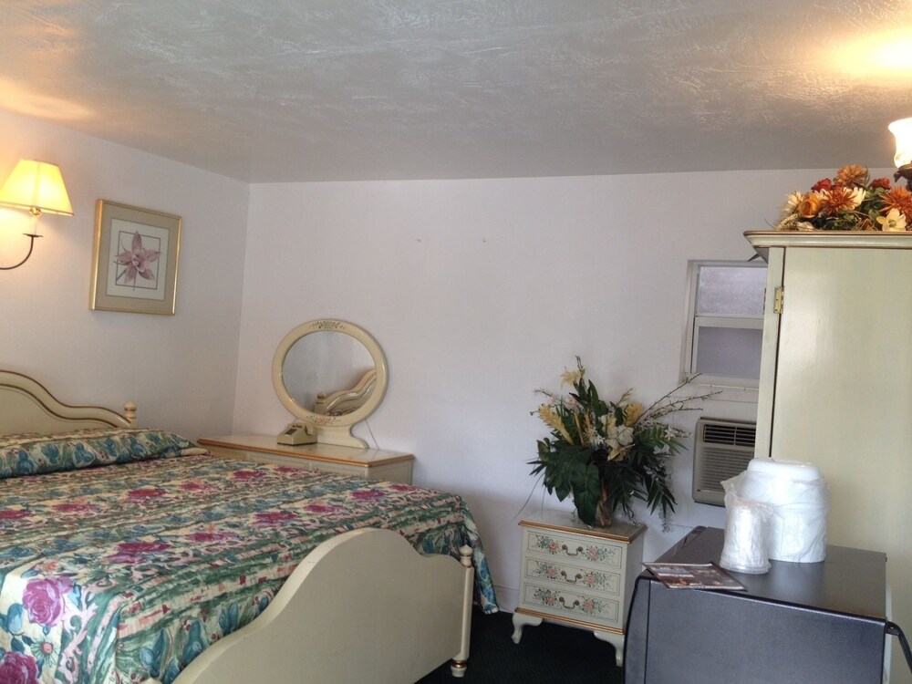 Three Oaks Motel — hotel in Titusville