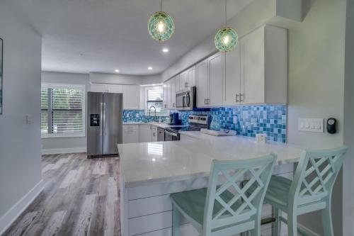 Fully Remodeled Steps to the Beach Amazing Tropical Sunsets — Holmes Beach — photo 4