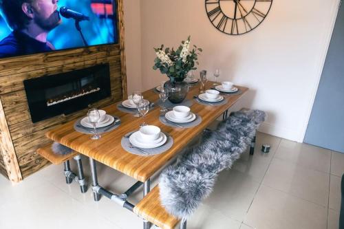 4 Bedroom Sleep 9 Home In Cheadle Staffordshire Alton Towers Polar Express Dimmingsdale Peak District Trentham Gardens Water World — Cheadle