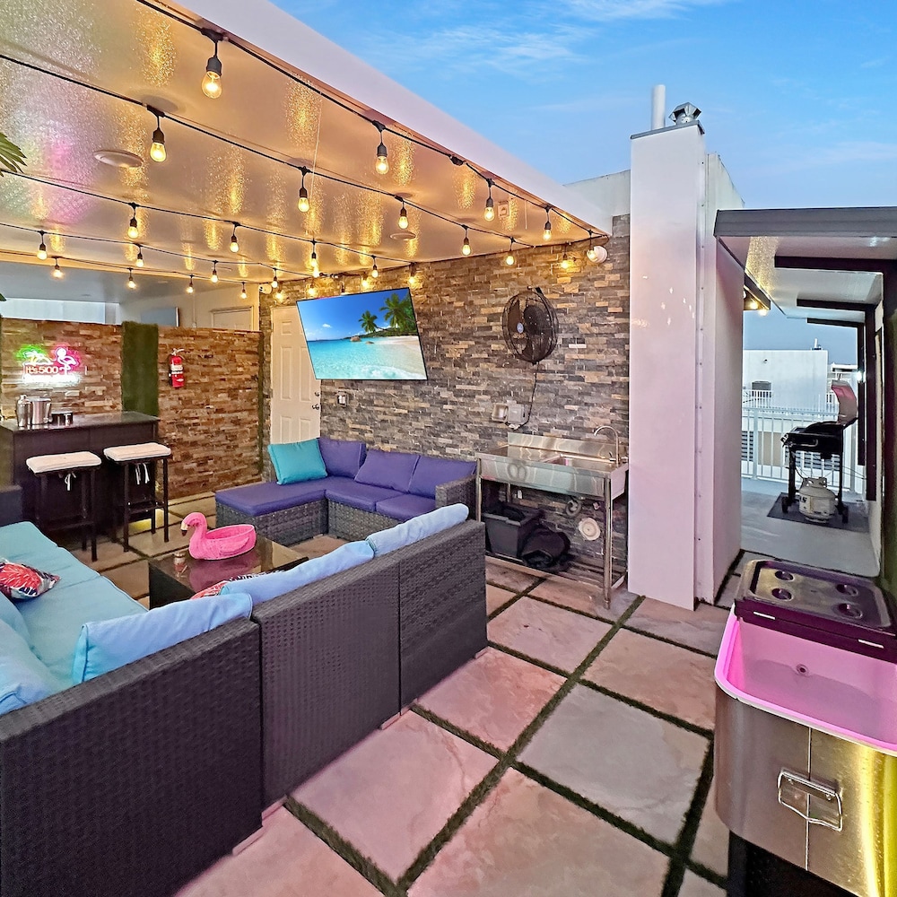 Vacay Spot experience Luna Sky 65 TV BAR BBQ SHOWER massage jets music to FL Keys in Homestead, United States