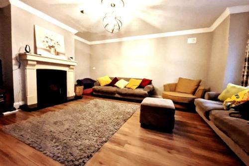 Your Galway Home Four Bed with Parking — 4-Star Luxury Hotel in Gaillimh, Republic of Ireland