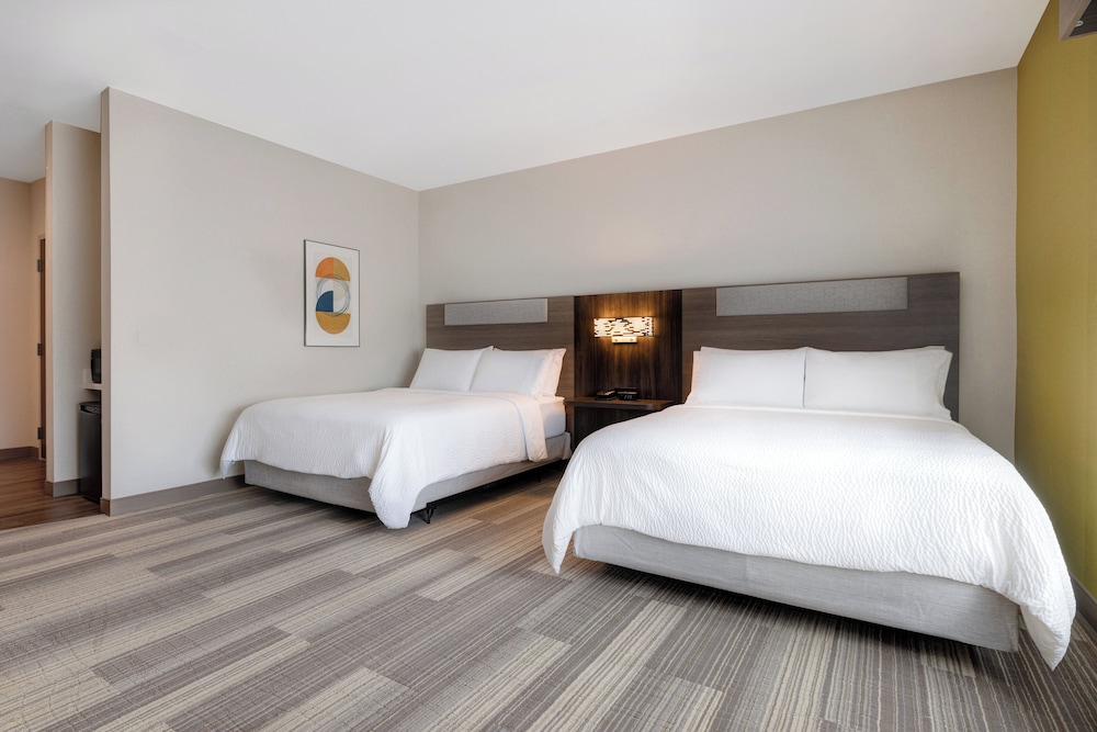 Holiday Inn Express and Suites Glendale Downtown - photo 23