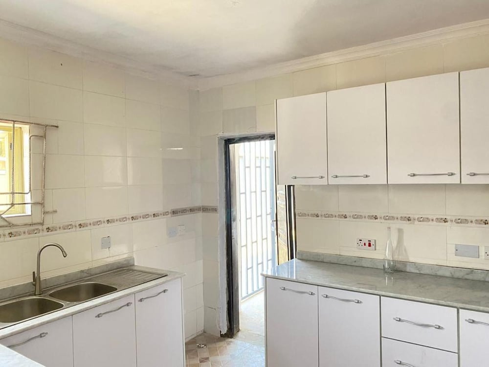 Inviting 8 Bed House in Lekki