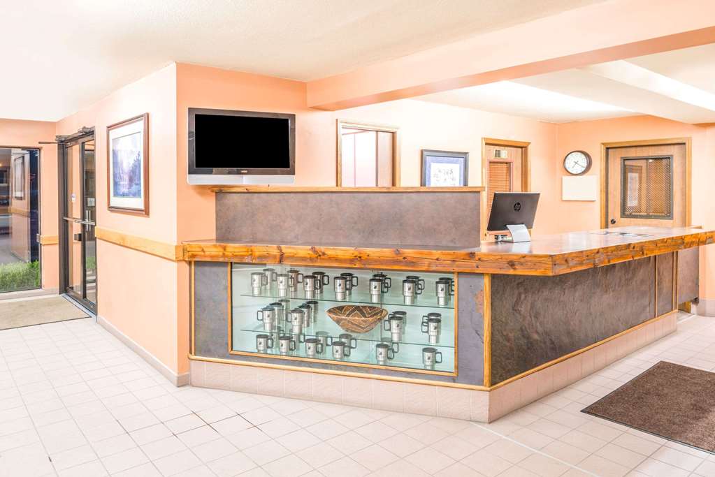 Super 8 by Wyndham St. Regis - carbon neutral hotel in Missoula