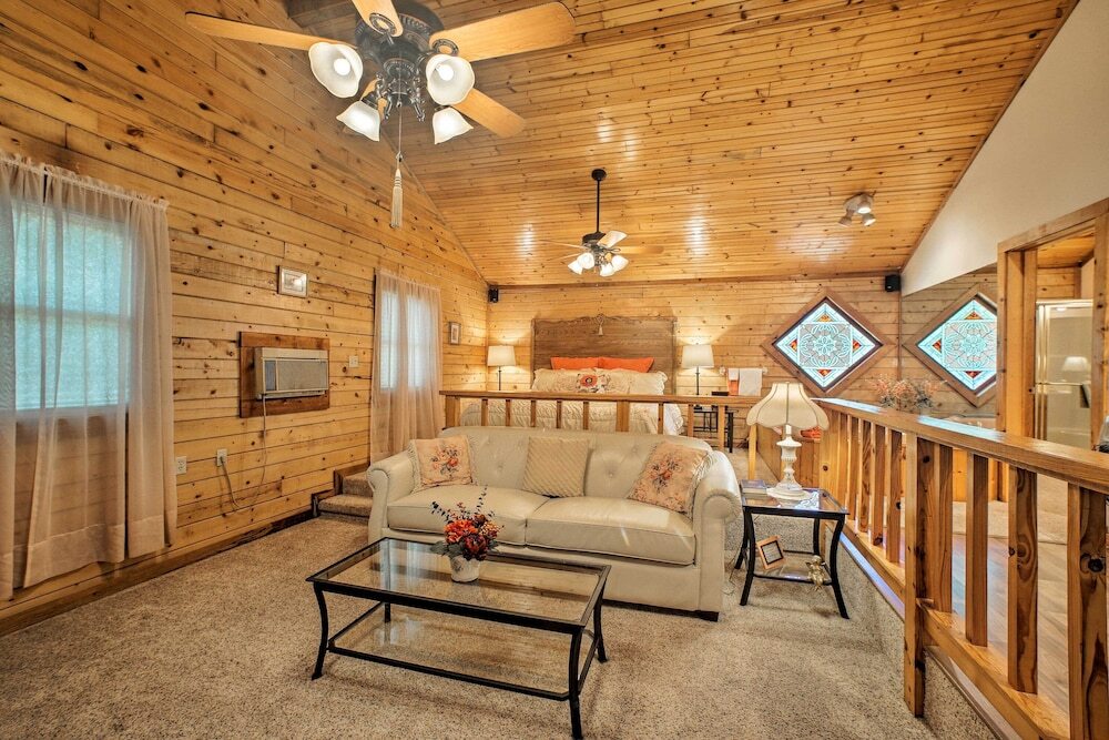 Studio with Deck Near Thorncrown Chapel and Lakes in Eureka Springs, United States