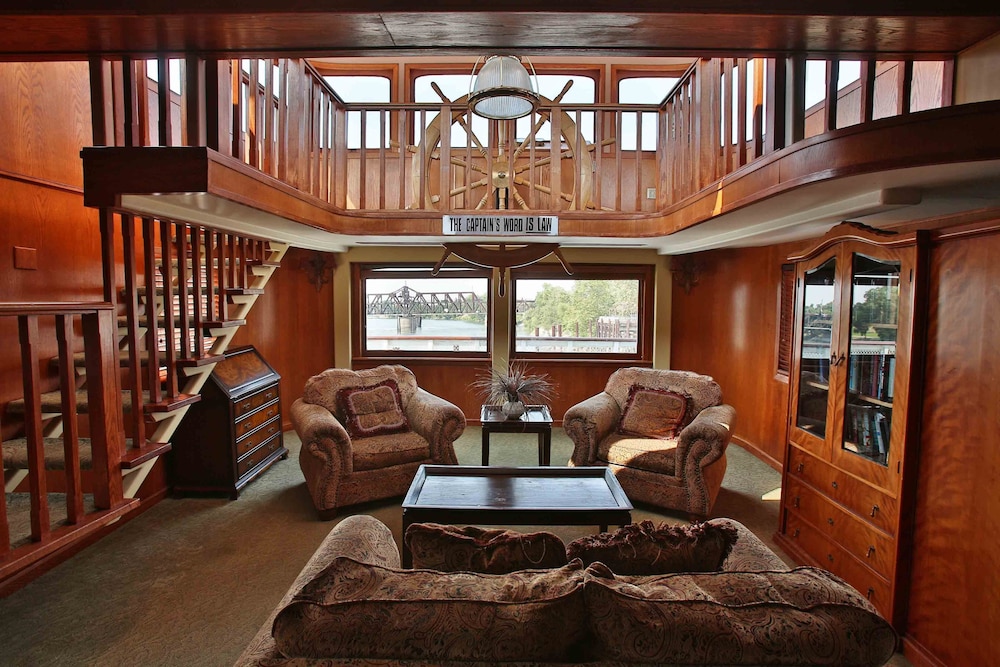 Delta King Hotel - photo 14
