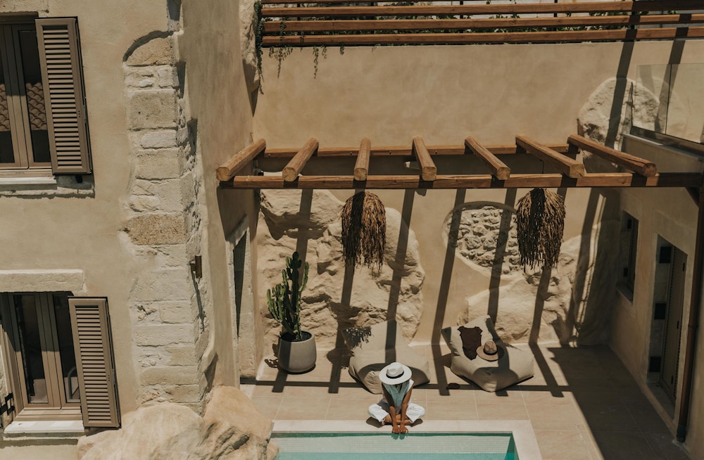 Manili Boutique Suites & Villas — 5-Star Luxury Hotel in Ano Arhanes, Greece