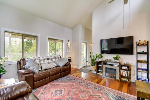 Port Townsend Home Spacious Yard and Mountain Views — 4-Star Luxury Hotel in Port Townsend, United States