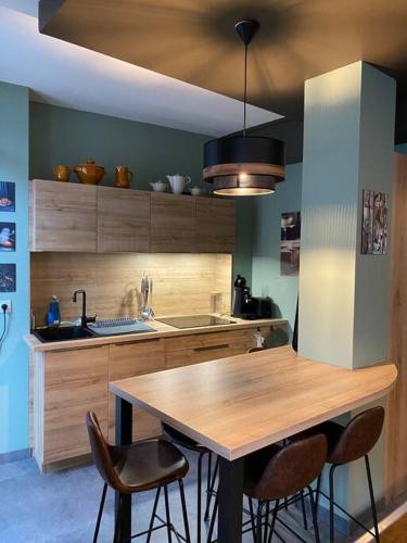 Les Quatre Piliers 1 min Palais Jacques C ur in Bourges, France