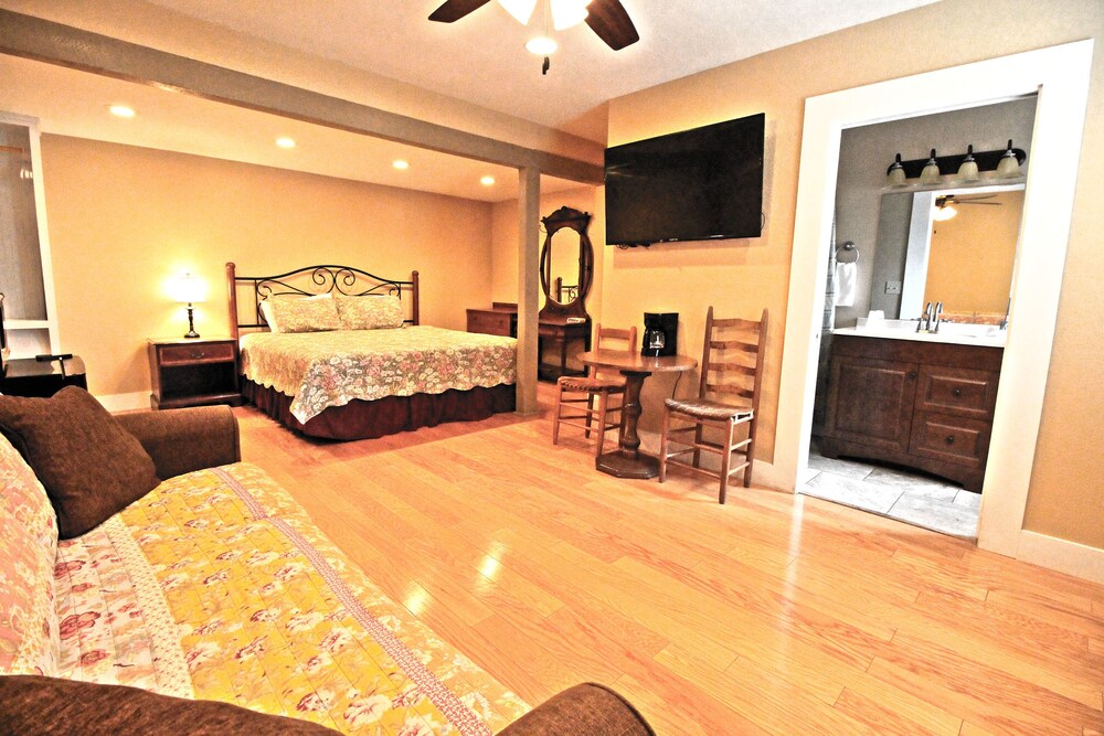 Peach Tree Inn & Suites - photo 33