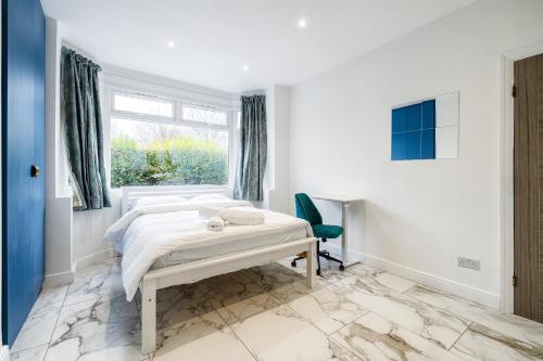 Luxurious 2 bedroom flat with parking and garden 5 mins walk to train station and bus stop opposite property — 4-Star Luxury Hotel in London, United Kingdom